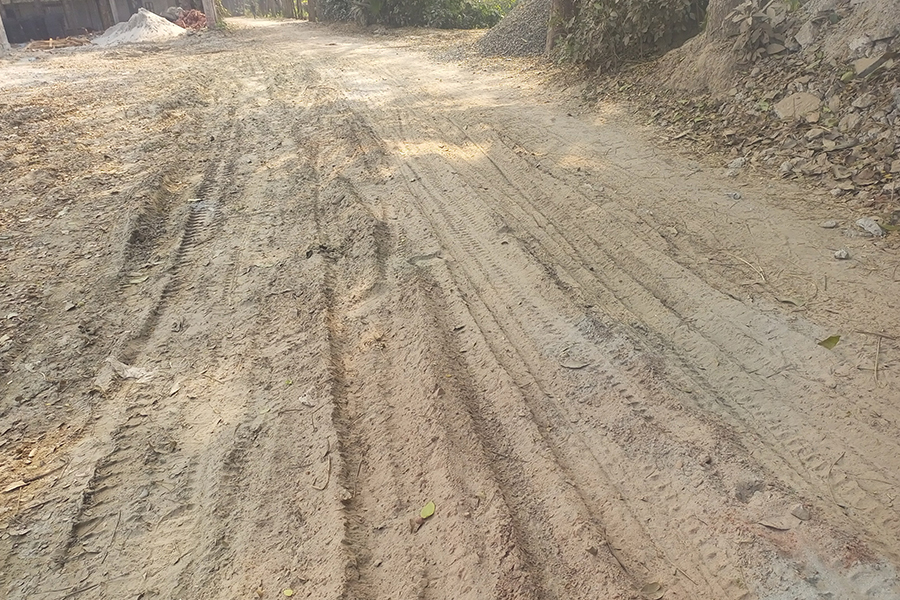 ডাসারে ভারী ট্রাকে বালু ও মাটি পরিবহনে নষ্ট হচ্ছে গ্রামীণ সড়ক