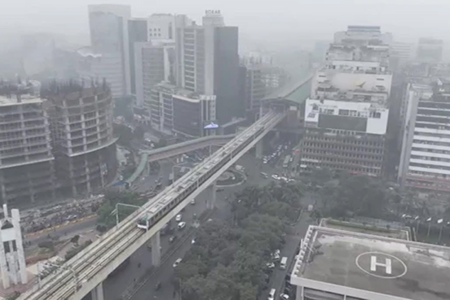 ঢাকায় হিমেল বাতাসে বেড়েছে শীতের আমেজ