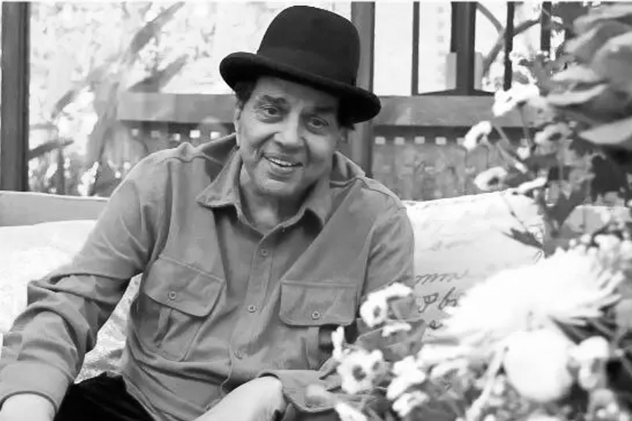 ধর্মেন্দ্রর বিদায়ে ভারত-পাকিস্তানে একসঙ্গে শোকের ছায়া