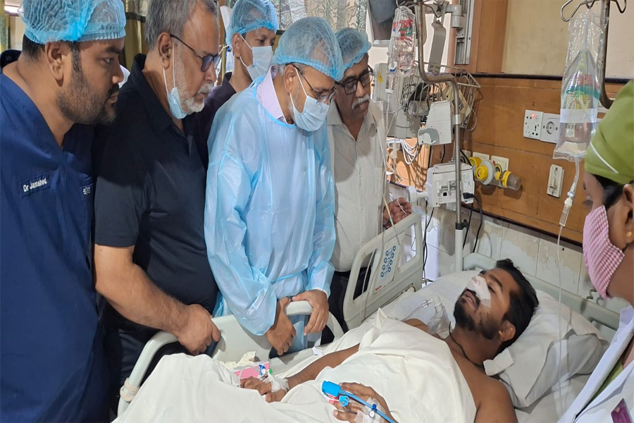 ঢামেকে নূরের চিকিৎসা পরিস্থিতির খোঁজ নিলেন ডা. রফিক