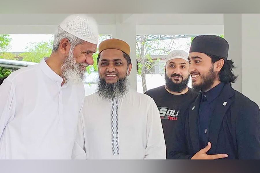 বিশ্বজয়ী হাফেজের কণ্ঠে তিলাওয়াত শুনে মুগ্ধ জাকির নায়েক