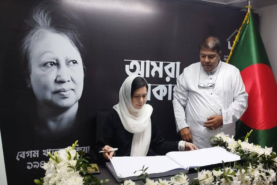 খালেদা জিয়ার শোক বইতে স্বাক্ষর করলেন ডা. জুবাইদা