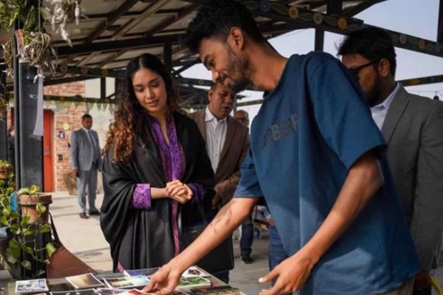 দৃক গ্যালারি পরিদর্শনে জাইমা রহমান