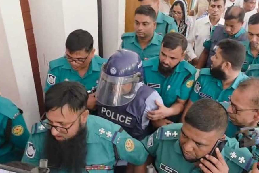 স্বামীকে কাঠগড়ায় দেখে কাঁদলেন দুর্জয়ের স্ত্রী