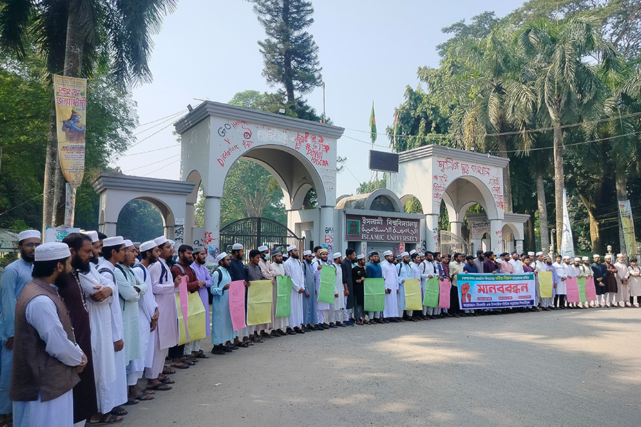 প্রাথমিকে ধর্মীয় শিক্ষক নিয়োগের দাবিতে ইবি শিক্ষার্থীদের মানববন্ধন