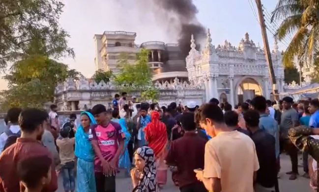 ঢাকায় সাবেক এমপির বাড়িতে অগ্নিসংযোগ