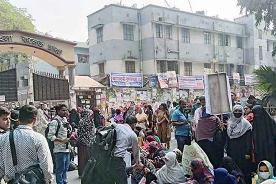 ইডেন কলেজ শিক্ষার্থীদের সড়ক অবরোধ