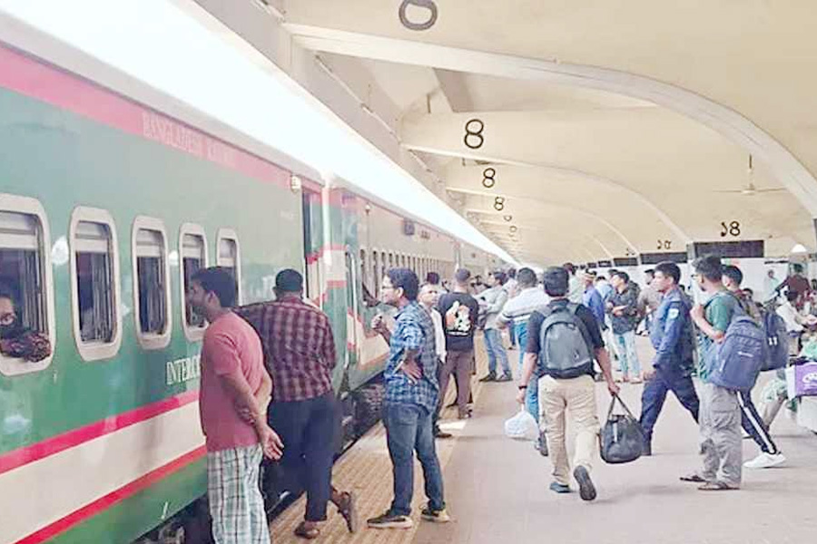 কমলাপুর রেলওয়ে স্টেশনে কমেছে যাত্রীর ভিড়, স্বস্তিতে যাত্রীরা