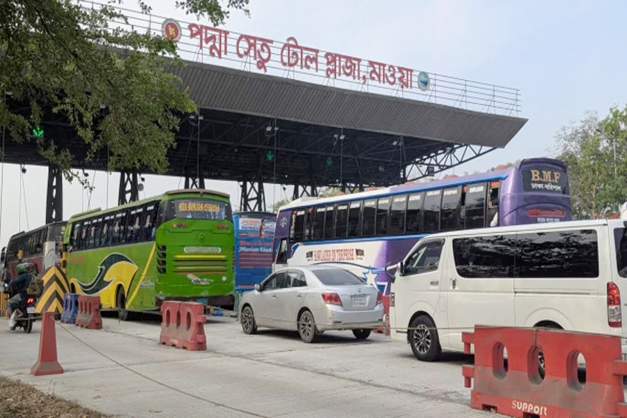 পদ্মা সেতুতে ঈদযাত্রায় নেই যানজট, বাড়তি ভাড়ার অভিযোগ