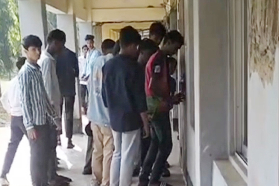 নির্বাচনি পরীক্ষায় ফেল, শ্রেণিকক্ষে তালা দিল আরিফ