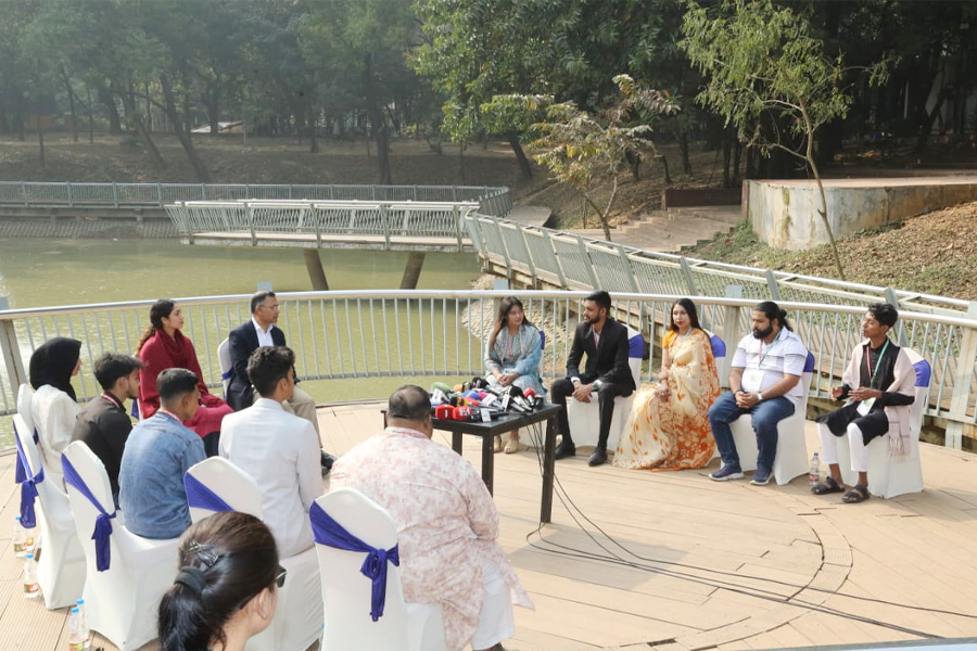 অনলাইনে আসক্তি ঠেকাতে শিক্ষা ব্যবস্থাকে ঢেলে সাজাতে চাই