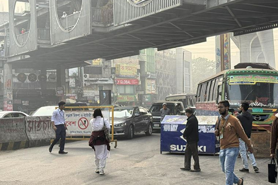 ফার্মগেটে সড়ক অবরোধ, যান চলাচল বন্ধ