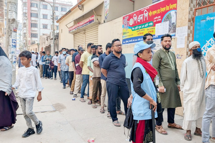 শহীদ ফারুক মো. ইকবাল উচ্চ বিদ্যালয়ে ভোট গ্রহণে ধীরগতি