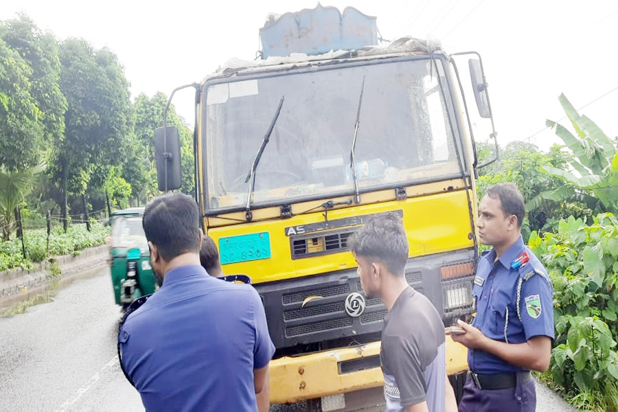 ফেনীতে ট্রাকের পেছনে বাসের ধাক্কা, নিহত ২