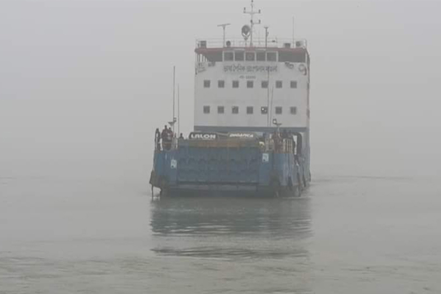 পাঁচ ঘণ্টা পর দৌলতদিয়া-পাটুরিয়ায় ফেরি চলাচল শুরু