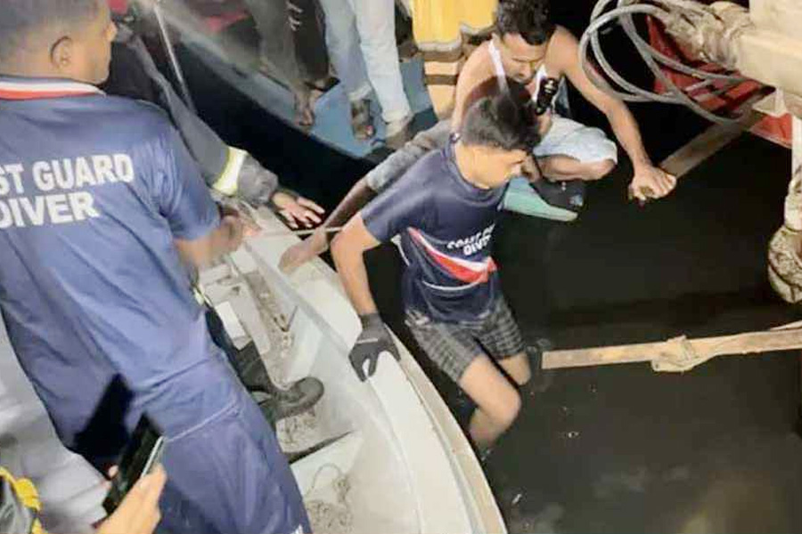 ধলেশ্বরীতে ট্রাকসহ ৫ যানবাহন, উদ্ধার ৩ মরদেহ