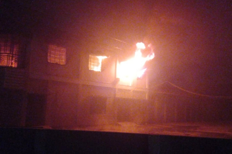 সাবেক প্রতিমন্ত্রীর বাড়িতে হামলা, আগুন