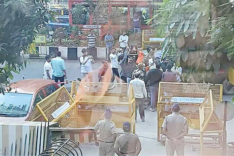 মুম্বাইয়ে বাংলাদেশের পতাকা ছিঁড়লো উগ্র হিন্দুত্ববাদীরা