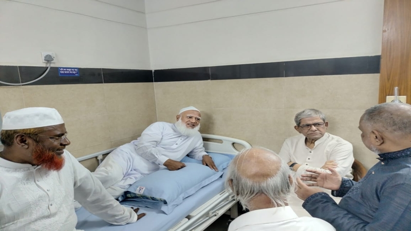 জামায়াত আমিরকে দেখতে হাসপাতালে মির্জা ফখরুল