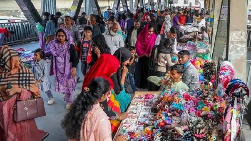 হকারদের দখলে ফার্মগেট ফুট ওভারব্রিজ