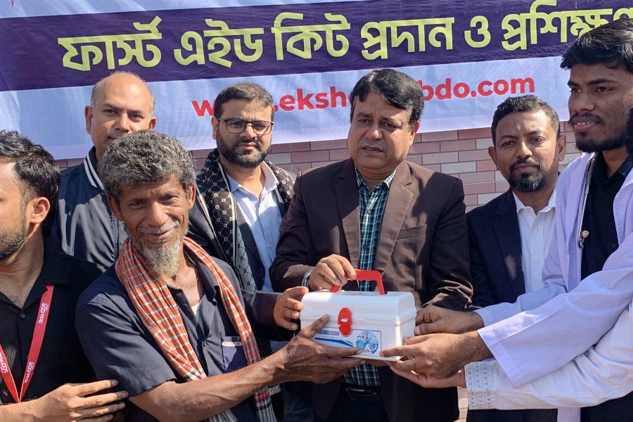 রাজধানীতে রিকশাচালকদের ফ্রি ফার্স্ট এইড কিট বিতরণ