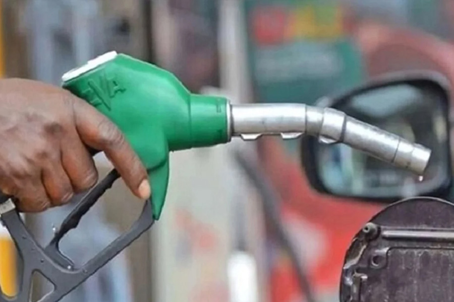 ১৩ নভেম্বর ঘিরে রাস্তার পাশে জ্বালানি তেল বিক্রি বন্ধ