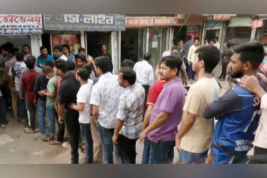 টিকিট কাটতে গাবতলী বাস টার্মিনালে উপচেপড়া ভিড়