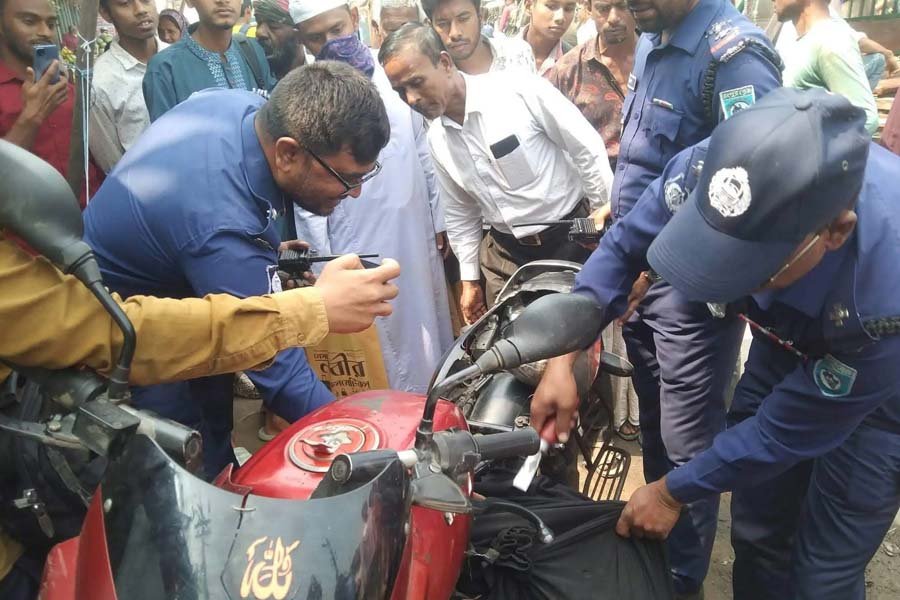 পুলিশ দেখে গাঁজা বহনকারী মোটরসাইকেল ফেলে পালালেন যুবক