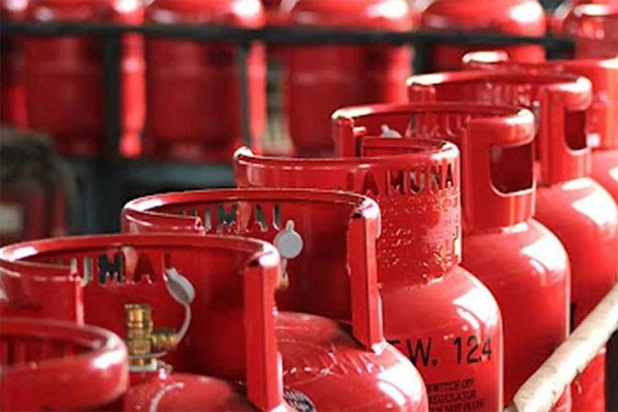 এলপিজি সিলিন্ডার বিক্রি বন্ধ, বাসাবাড়িতে চরম দুর্ভোগ