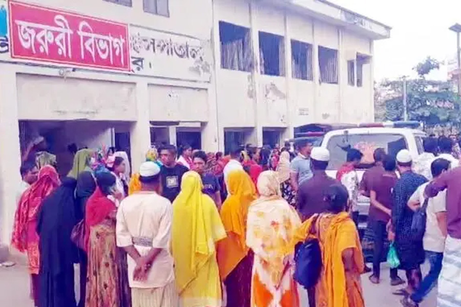 টঙ্গীতে পোশাক কারখানায় হঠাৎ শতাধিক শ্রমিক অসুস্থ