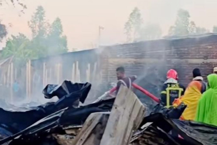 কোনাবাড়ীতে অগ্নিকাণ্ডে জুট গুদাম-কারখানা-কলোনি পুড়ে ছাই