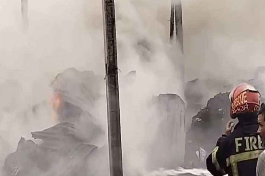 কোনাবাড়ীতে ঝুটের গোডাউনে অগ্নিকাণ্ড