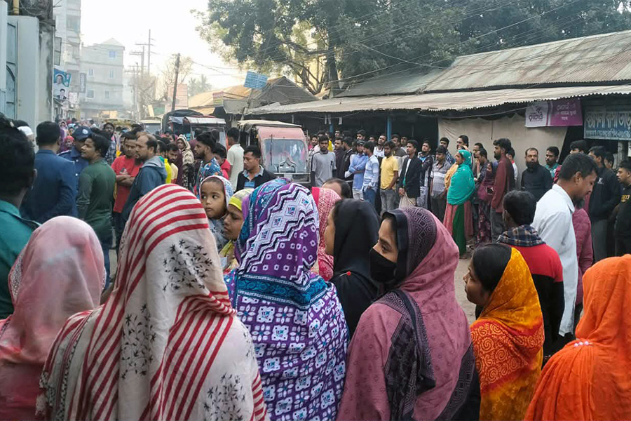 গাজীপুরে কারখানা বন্ধের প্রতিবাদে শ্রমিকদের বিক্ষোভ