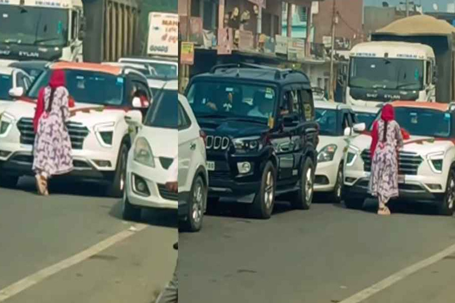 চলন্ত মাঝরাস্তায় বরের গাড়ি আটকে দিলেন প্রেমিকা