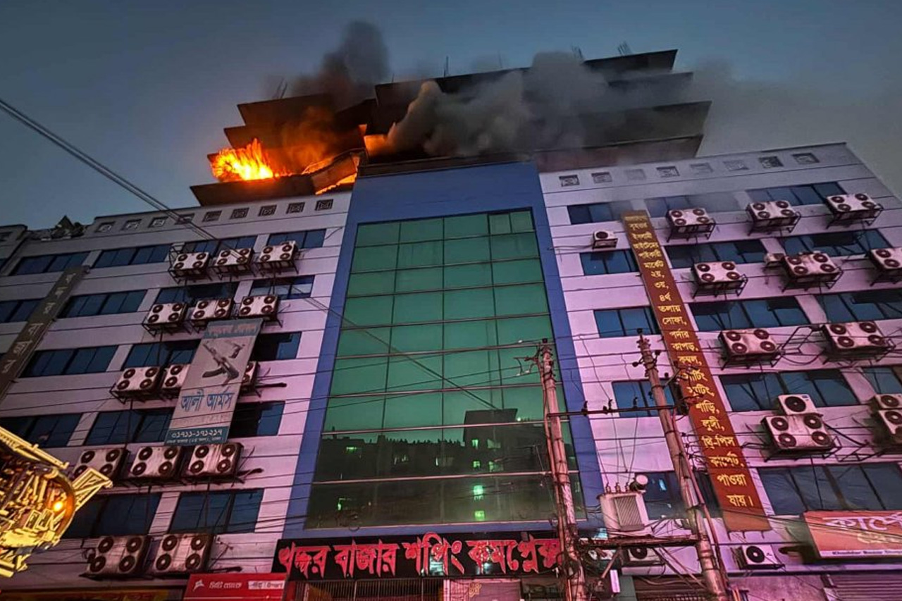 গুলিস্তানে খদ্দর বাজারের আগুন নিয়ন্ত্রণে