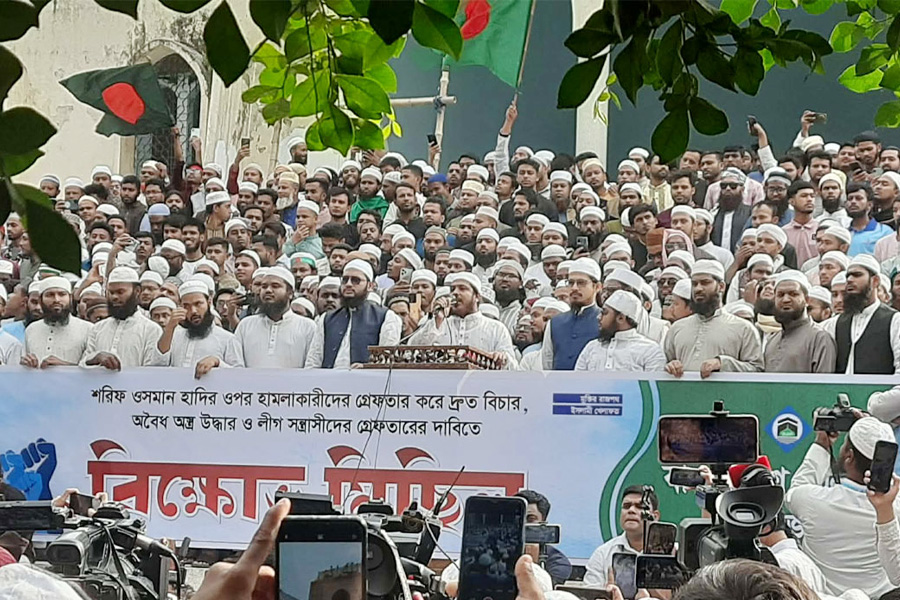 হাদি হত্যার বিচার দাবিতে বায়তুল মোকাররমে জুমা-পরবর্তী বিক্ষোভ