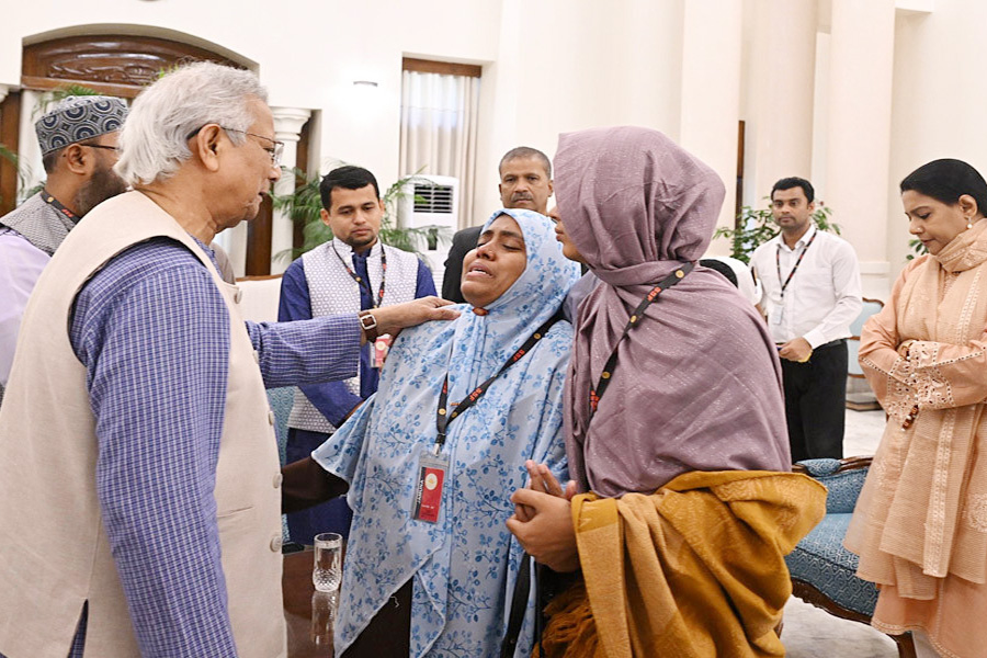 হাদির পরিবারের সঙ্গে প্রধান উপদেষ্টার সাক্ষাৎ