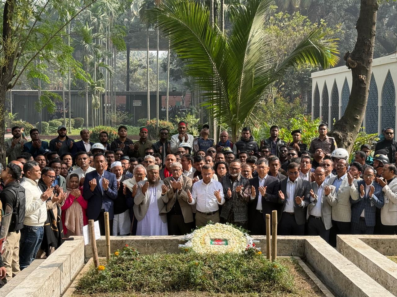 হাদির সমাধিতে তারেক রহমানের শ্রদ্ধা