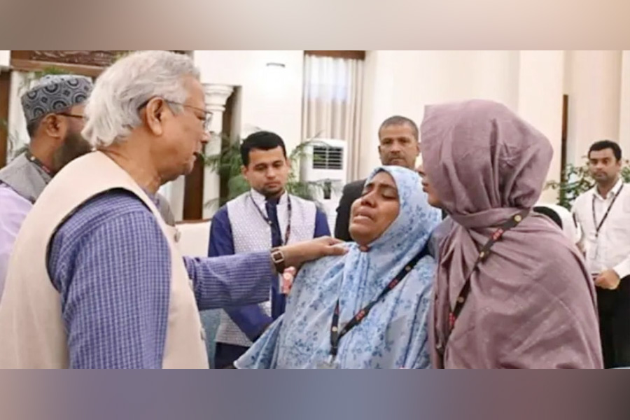 হাদির পরিবারকে ফ্ল্যাটের দলিল হস্তান্তর