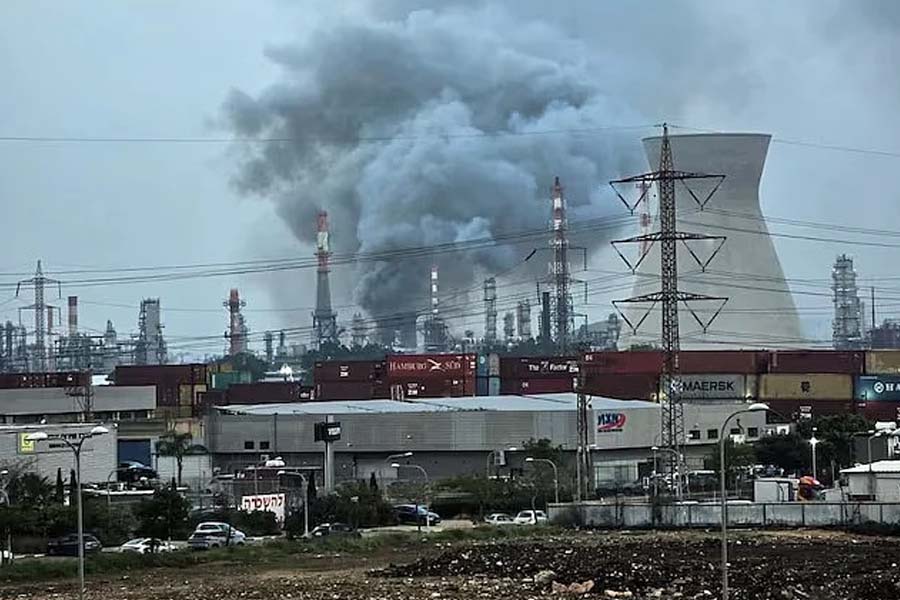 ইরানের হামলার পর হাইফায় তেল শোধনাগারে আগুন