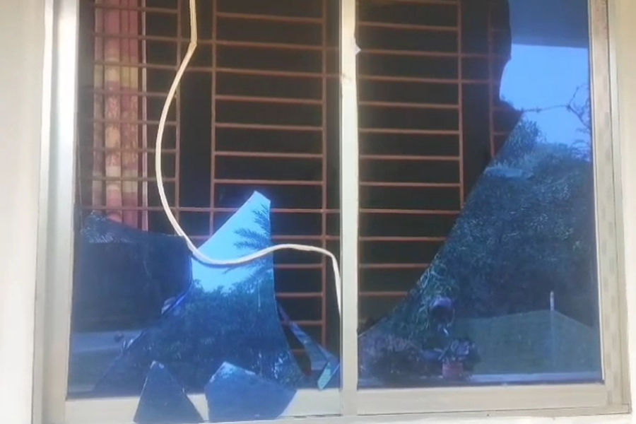 গভীর রাতে বিএনপি নেতার বাড়িতে হামলা