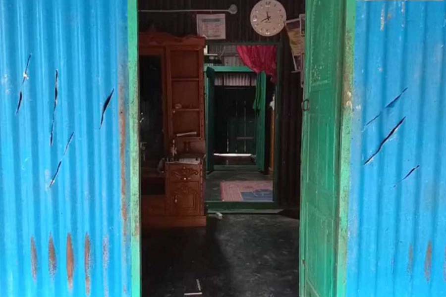 মাদারীপুরে দু'পক্ষের সংঘর্ষ, সাংবাদিক ও ইউপি সদস্যের বাড়ি ভাঙচুর