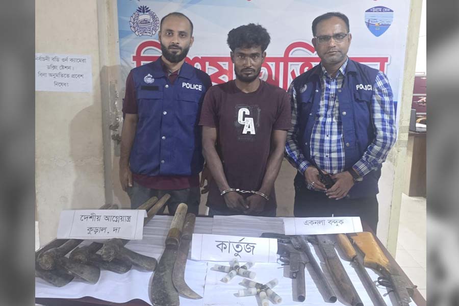 হাটহাজারীতে দেশীয় অস্ত্রসহ গ্রেপ্তার ১