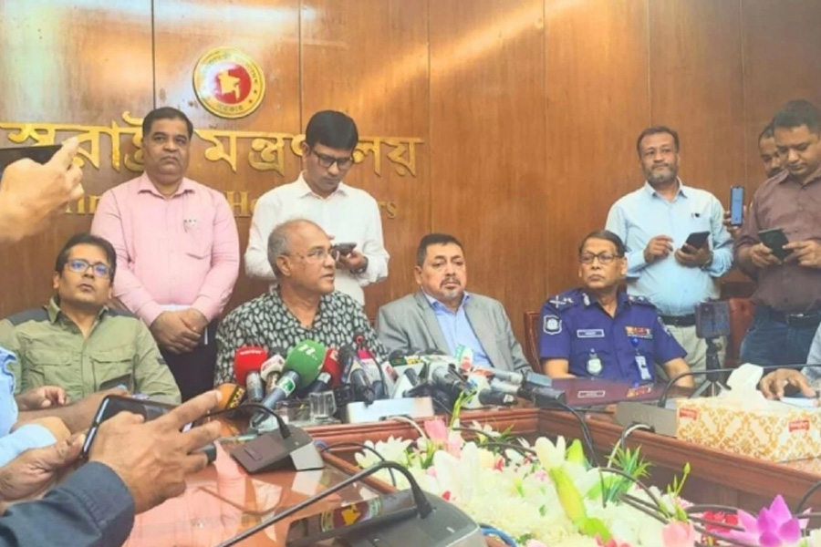 ভারতে পালানো পুলিশদের দেশে ফেরানোর উদ্যোগ চলছে: স্বরাষ্ট্র উপদেষ্টা