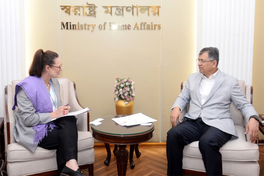 বাংলাদেশ সচিবালয়ে স্বরাষ্ট্রমন্ত্রী সালাহউদ্দিন আহমদের সঙ্গে সৌজন্য সাক্ষাৎ করেন আইওএম বাংলাদেশের নবনিযুক্ত চিফ অব মিশন ড. লরা টম-বন্ড। ছবি-ভিওডি বাংলা