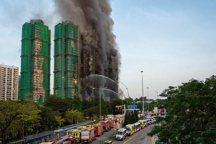 হংকংয়ে বহুতল ভবনে আগুনে নিহত ৪৪, নিখোঁজ ২৭৯
