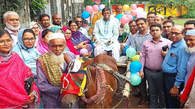 ঘোড়ার গাড়িতে চড়ে শিক্ষকের রাজকীয় বিদায়
