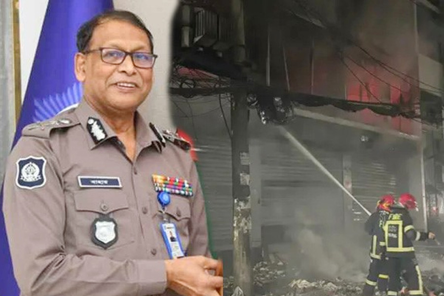 প্রথম আলোর ক্ষতিগ্রস্ত ভবন পরিদর্শনে আইজিপি