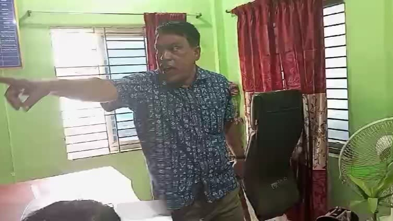 যুবদল নেতাকে লাঠি দিয়ে মারতে আসলেন আ'লীগের চেয়ারম্যান