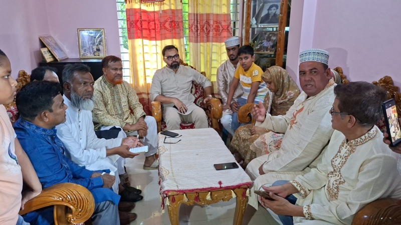নিহত সারিয়ার পরিবারের পাশে বিএনপি নেতা আমিনুল হক